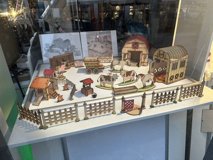 Bauernhof, graviert und mit dem Laser aus Holz ausgeschnitten, auch zum bemalen geeignet